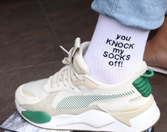 Calcetines bordados con texto personalizado, calcetines para eventos con nombre, calcetines con fecha, calcetines con logo personalizado, calcetines bordados con historia, números y palabras.