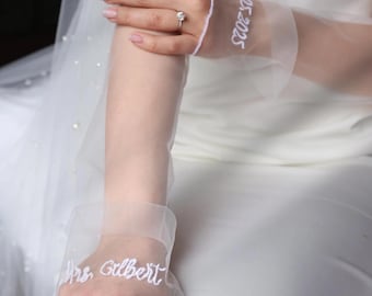 Guantes de boda personalizados, guantes de tul para novia, accesorio de novia bordado a medida, regalo para damas de honor, bordado de fecha y nombre de la boda