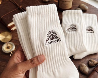 Campingsokken, geborduurde bergsokken, witte crew sokken voor wandelen en outdooractiviteiten, stijlvol campingcadeau voor hem, warme unisex sokken