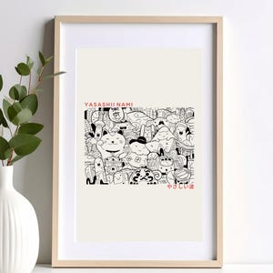 Könnte beinhalten: Ein gerahmter Kunstdruck mit einer schwarz-weißen Doodle-Illustration mit japanisch inspirierten Motiven. Der Druck enthält den Text "YASASHII NAMI" in Rot und japanische Schriftzeichen. Das Kunstwerk ist in einem hellen Holzrahmen ausgestellt.