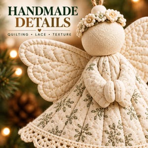 Op de afbeelding: Een stoffen engelenornament met een gewatteerd crèmekleurig lichaam met een groen bladpatroon, een rond hoofd en een bloemenkrans. De tekst HANDMADE DETAILS QUILTING LACE TEXTURE is zichtbaar. De basis is afgewerkt met crèmekleurig kant.