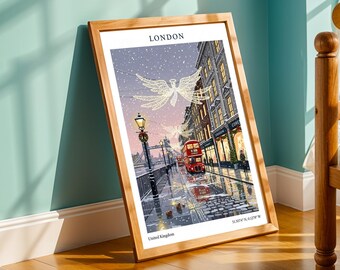 Op de afbeelding: Een ingelijste prent van Londen, met een rode dubbeldekkerbus op een natte straat. Het kunstwerk toont een besneeuwde scène met kerstverlichting en het woord "LONDON" bovenaan. De lijst is van lichtgekleurd hout.