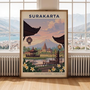 Op de afbeelding: Een ingelijste reisposter met de titel SURAKARTA met een landschapsillustratie van een Javaans tempelcomplex, een berg en een meer bij zonsondergang. De tekst Central Java, Indonesia en 7°34'S 110°49'E staat onderaan de print.