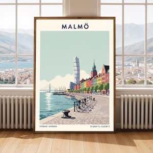 Puede incluir: Un póster enmarcado con una colorida ilustración de Malmö, Suecia. La impresión muestra el rascacielos Turning Torso, un paseo marítimo con bicicletas y edificios de varios colores. La palabra "MALMÖ" está en la parte superior. Incluye el texto "SVERIGE I NORDEN".