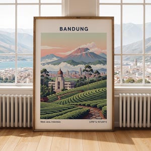 Può includere: Un poster da viaggio incorniciato con un'illustrazione paesaggistica di Bandung, Giava Occidentale, Indonesia. L'opera raffigura un edificio con cupola, piantagioni di tè collinari e montagne lontane sotto un cielo tenue. Testo: BANDUNG e coordinate.