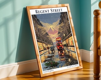 Op de afbeelding: Een ingelijste prent van Regent Street in Londen, met een rode dubbeldekkerbus en feestelijke engelversieringen. De prent heeft een houten lijst en bevat de tekst "Regent Street" en "United Kingdom".