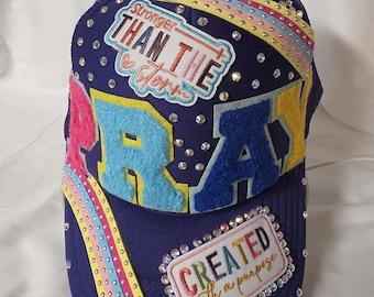 Czapka typu trucker BLING Custom PRAY, z daszkiem typu snapback