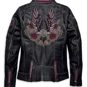 Puede incluir: Chaqueta de cuero negra con alas bordadas, rosas y el logotipo de Harley-Davidson Cycles en la espalda. Cremalleras y detalles rojos. Una chaqueta de motorista clásica con estética vintage.