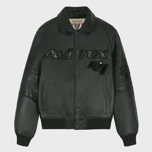 K&ouml;nnte beinhalten: Schwarze Lederjacke mit dem Markennamen "Avirex" in erhabenen Buchstaben auf der Brust. Die Jacke im Bomberstil hat einen gerippten Saum und B&uuml;ndchen sowie einen Kragen. Die &Auml;rmel haben strukturierte Eins&auml;tze.
