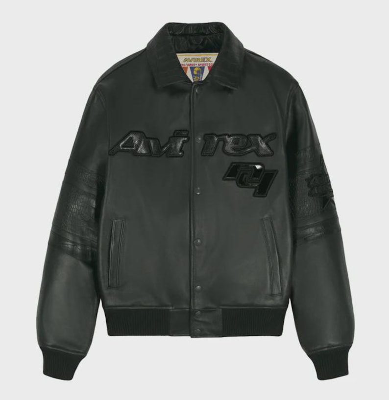 K&ouml;nnte beinhalten: Schwarze Lederjacke mit dem Markennamen "Avirex" in erhabenen Buchstaben auf der Brust. Die Jacke im Bomberstil hat einen gerippten Saum und B&uuml;ndchen sowie einen Kragen. Die &Auml;rmel haben strukturierte Eins&auml;tze.