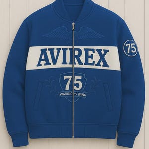 K&ouml;nnte beinhalten: Blaue Bomberjacke mit wei&szlig;em Bruststreifen. Die Jacke zeigt "AVIREX", die Zahl "75" und "WARRIORS WING". Sie hat einen durchgehenden Rei&szlig;verschluss und gerippte B&uuml;ndchen. Ma&szlig;e in Zentimetern.