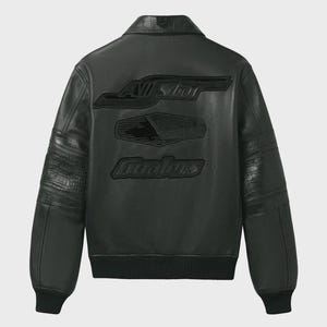 K&ouml;nnte beinhalten: Schwarze Lederjacke mit den Worten "ALL STAR" und "OUTLAWS" auf dem R&uuml;cken. Die Jacke hat einen gerippten Kragen und B&uuml;ndchen, mit einem strukturierten Muster auf den &Auml;rmeln.