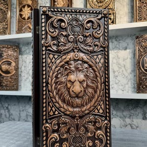 Personligt lejonsnidat träbackgammonset, gratis gravyr