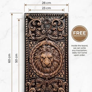 Puede incluir: Un tablero de backgammon de madera tallada con un diseño de cabeza de león. El tablero mide 23 cm de ancho y 60 cm de largo. El diseño incluye adornos y el texto "CARVED LION BACKGAMMON BOARD".