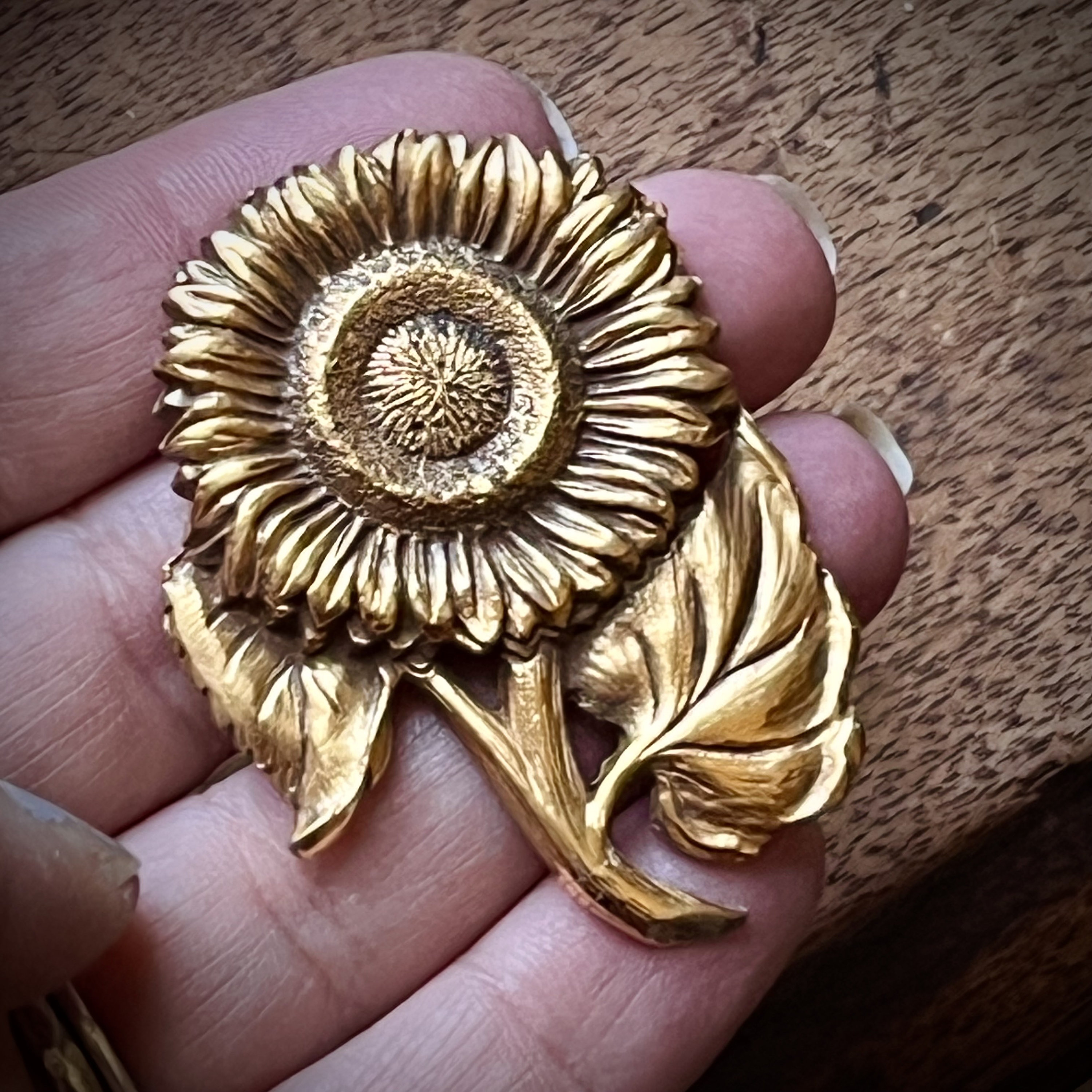 【箱付き】MFA ボストン美術館 ひまわり 向日葵 ブローチ ヴィンテージ 箱付き】MFA ボストン美術館 ひまわり 向日葵 ブローチ