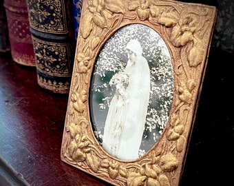 Early 20th century Photograph Frame art nouveau iris pattern - Gilt brass Photo Frame w/ easel stand, perfect for desk