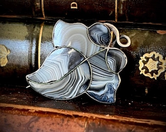 Scottish Agate Silver Plaid brooch c. 1850-1860, Scottish ivy leaf, rare early design