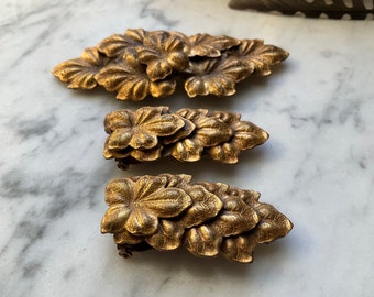 Edwardian Art Nouveau ivy leaves belt buckle and fur clip suite, gilt brass, beautifully detailed vintage fashion accent