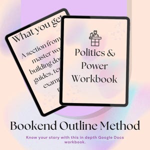 Może przedstawiać: Dwa tablety cyfrowe wyświetlają tekst. Jeden mówi "What you get" i szczegóły dotyczące tworzenia dokumentów. Drugi mówi "Politics & Power Workbook" z ikoną podium. Poniżej "Bookend Outline Method" i opis zeszytu Google Docs.