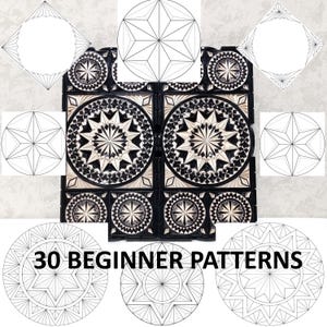 Pode incluir: Uma coleção de 30 padrões para iniciantes com desenhos geométricos em preto e branco de estrelas e mandalas circulares, exibidos ao lado de dois painéis de madeira quadrados esculpidos com motivos de estrelas e círculos correspondentes.