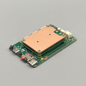 Könnte beinhalten: Eine grüne Leiterplatte mit einer kupferfarbenen Platte. Die Platine verfügt über USB-Anschlüsse und einen Micro-SD-Kartensteckplatz. Die Kupferplatte ist mit Schrauben befestigt.