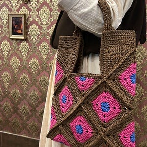 Handgjord virkad fyrkantig tygväska för mormor, brun och rosa stickad axelväska, bohemisk marknadsväska, retro lapptäcksväska, present till henne