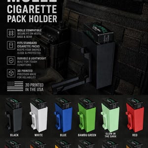 Könnte beinhalten: Ein taktischer MOLLE-Zigarettenpackungshalter mit rechteckigem Design und Befestigungsclip. Der Text lautet TACTICAL MOLLE CIGARETTE PACK HOLDER, MOLLE COMPATIBLE, FITS STANDARD CIGARETTE PACKS, DURABLE & LIGHTWEIGHT, 3D PRINTED, 3D PRINTED IN THE USA.