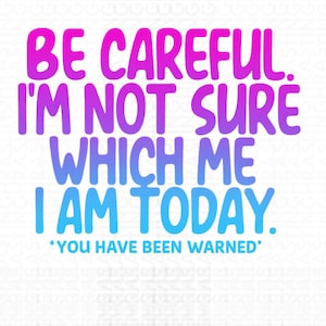 Könnte beinhalten: Weißer Hintergrund mit dem Text "BE CAREFUL. I'M NOT SURE WHICH ME I AM TODAY. *YOU HAVE BEEN WARNED*" in einem Farbverlauf aus Pink, Lila und Blau. Der Text ist fett und in einer serifenlosen Schriftart.