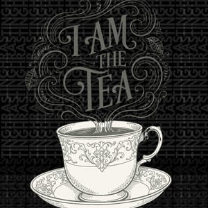 Può includere: Illustrazione in bianco e nero di una tazza e un piattino con la scritta "I AM THE TEA". La tazza è bianca con un motivo floreale e vapore che sale dal tè. Lo sfondo è nero con testo ripetuto.