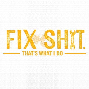以下が含まれることがあります： 白地に、黄色の文字で「FIX SHIT」と書かれ、レンチのグラフィックと「THAT'S WHAT I DO」というフレーズが下に書かれています。 デザインはシンプルで大胆です。