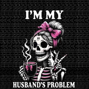 Może przedstawiać: Czarna grafika z kobietą-szkieletem w różowej kokardzie i opasce na głowę, trzymającą filiżankę kawy z różową kokardą. Tekst brzmi "I'M MY HUSBAND'S PROBLEM".
