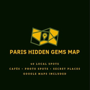Könnte beinhalten: Eine dunkelgrüne Grafik mit einem gelben Karten-Symbol und dem Text "PARIS HIDDEN GEMS MAP". Darunter steht "40 LOCAL SPOTS", "CAFÉS • PHOTO SPOTS • SECRET PLACES" und "GOOGLE MAPS INCLUDED".