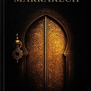 Puede incluir: Una puerta dorada y ornamentada con intrincados grabados, sobre un fondo oscuro. La palabra "MARRAKECH" está en la parte superior, con "Where Light Turns to Gold" en la parte inferior. La imagen evoca misterio y lujo.
