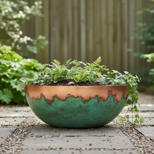 Vintage handgjord hamrad kopparskål, grön patina trädgårds- och heminredning, dekorativ växtkruka för inomhusbruk, rustika planteringskärl