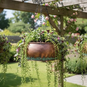 Maceta colgante de cobre martillado, maceta rústica con pátina verde, cesta colgante para jardín exterior, maceta de interior de estilo vintage, decoración bohemia para el hogar.