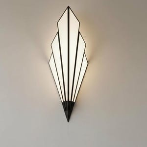 Könnte beinhalten: Ein Set aus drei Keramikbechern mit gesprenkelter, matter Oberfläche. Die Becher sind in Creme-, Hellgrau- und Dunkelgrautönen gehalten. Jeder Becher hat ein schlichtes, minimalistisches Design.