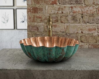 Lavabo de cobre martillado hecho a mano, con pátina verde, decoración rústica para baño.