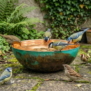 Marokkaans groen patina, handgemaakte gehamerde koperen badkom met vogel, waterpartij voor buiten