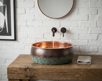 Lavandino in rame martellato fatto a mano, arredo bagno rustico con patina verde