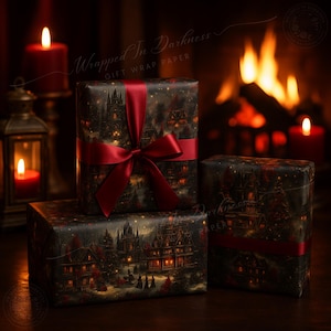 Può includere: Tre regali confezionati con una stampa scura in stile gotico con un castello e una scena di villaggio, legati con un nastro di raso rosso scuro. I regali sono ambientati su uno sfondo caldo illuminato da candele, con il testo "Wrapped In Darkness GIFT WRAP PAPER".