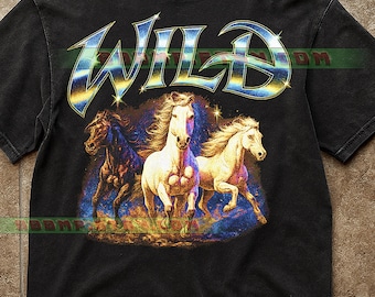Wild mit laufenden Pferden T-Shirt, Retro Typografie Vintage Pferdedesign, Western Ästhetik Wild Spirit, Pferdeliebhaber Geschenk