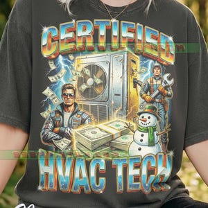 Könnte beinhalten: Eine weiße Keramik-Tasse mit schwarzem Henkel und dem Text "But First, Coffee" in fetter, schwarzer Schrift. Die Tasse steht vor einem verschwommenen Hintergrund, der eine gemütliche Umgebung suggeriert.