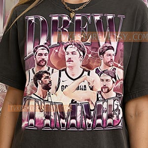 Könnte beinhalten: Dunkelgraues T-Shirt mit einer Grafik eines Basketballspielers und dem Text "DREW TIMME" in einer metallischen Schriftart. Das Design enthält mehrere Bilder des Spielers. Das T-Shirt hat einen Rundhalsausschnitt.