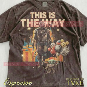 Esta es la camiseta Comfort Colors® de This Is The Way, camisetas Mndlrian, suéter Grogu Baby Yoda, camiseta sin mangas Bounty Hunter, guerrero espacial de ciencia ficción retro imagen 5