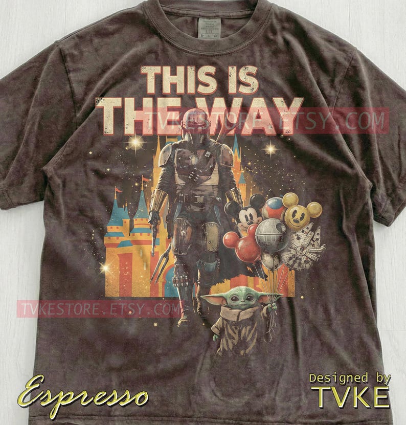 Esta es la camiseta Comfort Colors® de This Is The Way, camisetas Mndlrian, suéter Grogu Baby Yoda, camiseta sin mangas Bounty Hunter, guerrero espacial de ciencia ficción retro imagen 5