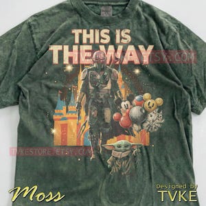 Esta es la camiseta Comfort Colors® de This Is The Way, camisetas Mndlrian, suéter Grogu Baby Yoda, camiseta sin mangas Bounty Hunter, guerrero espacial de ciencia ficción retro imagen 7
