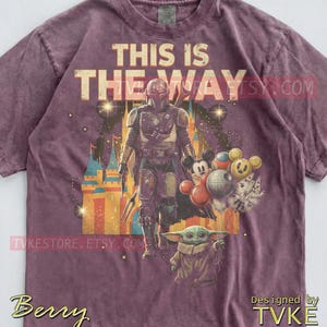 Esta es la camiseta Comfort Colors® de This Is The Way, camisetas Mndlrian, suéter Grogu Baby Yoda, camiseta sin mangas Bounty Hunter, guerrero espacial de ciencia ficción retro imagen 4