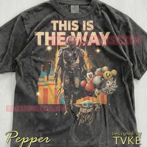 Esta es la camiseta Comfort Colors® de This Is The Way, camisetas Mndlrian, suéter Grogu Baby Yoda, camiseta sin mangas Bounty Hunter, guerrero espacial de ciencia ficción retro imagen 2