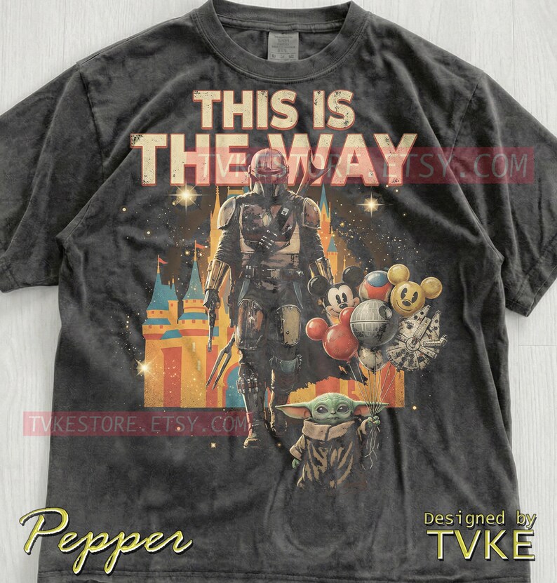 Esta es la camiseta Comfort Colors® de This Is The Way, camisetas Mndlrian, suéter Grogu Baby Yoda, camiseta sin mangas Bounty Hunter, guerrero espacial de ciencia ficción retro imagen 2