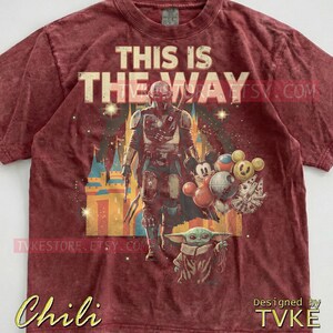 Esta es la camiseta Comfort Colors® de This Is The Way, camisetas Mndlrian, suéter Grogu Baby Yoda, camiseta sin mangas Bounty Hunter, guerrero espacial de ciencia ficción retro imagen 3